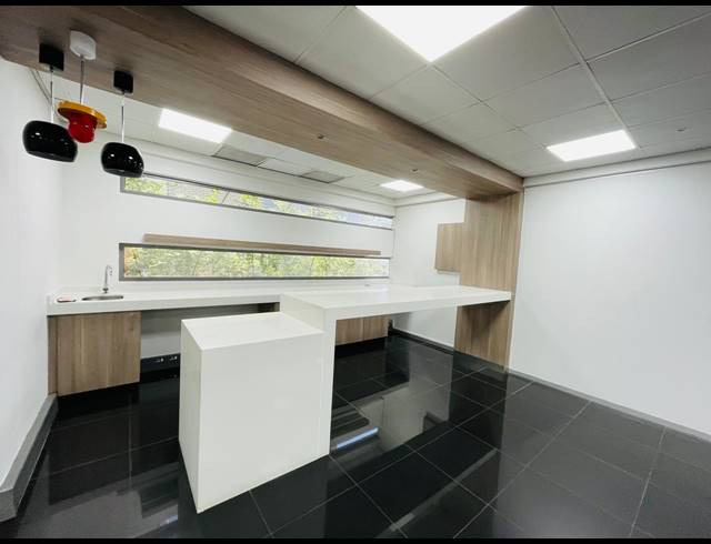 225M² OFFICE TO LET IN MIDRIDGE PARK